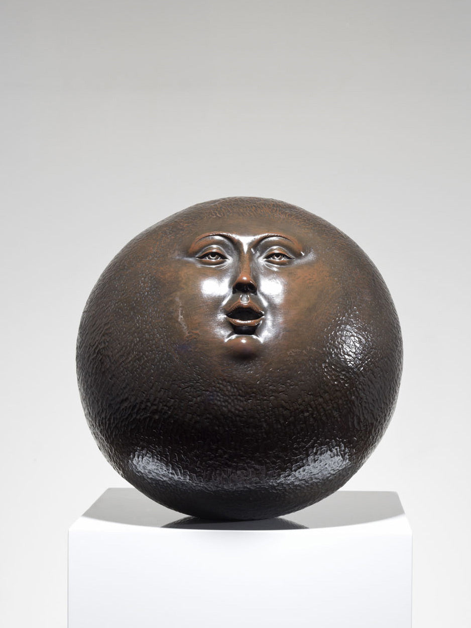 Fuente esfera con rostro, mediano